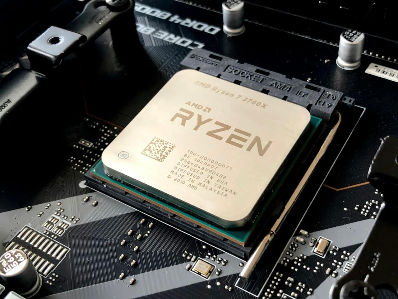 Processeur Ryzen dans son socket, le CPU face au GPU