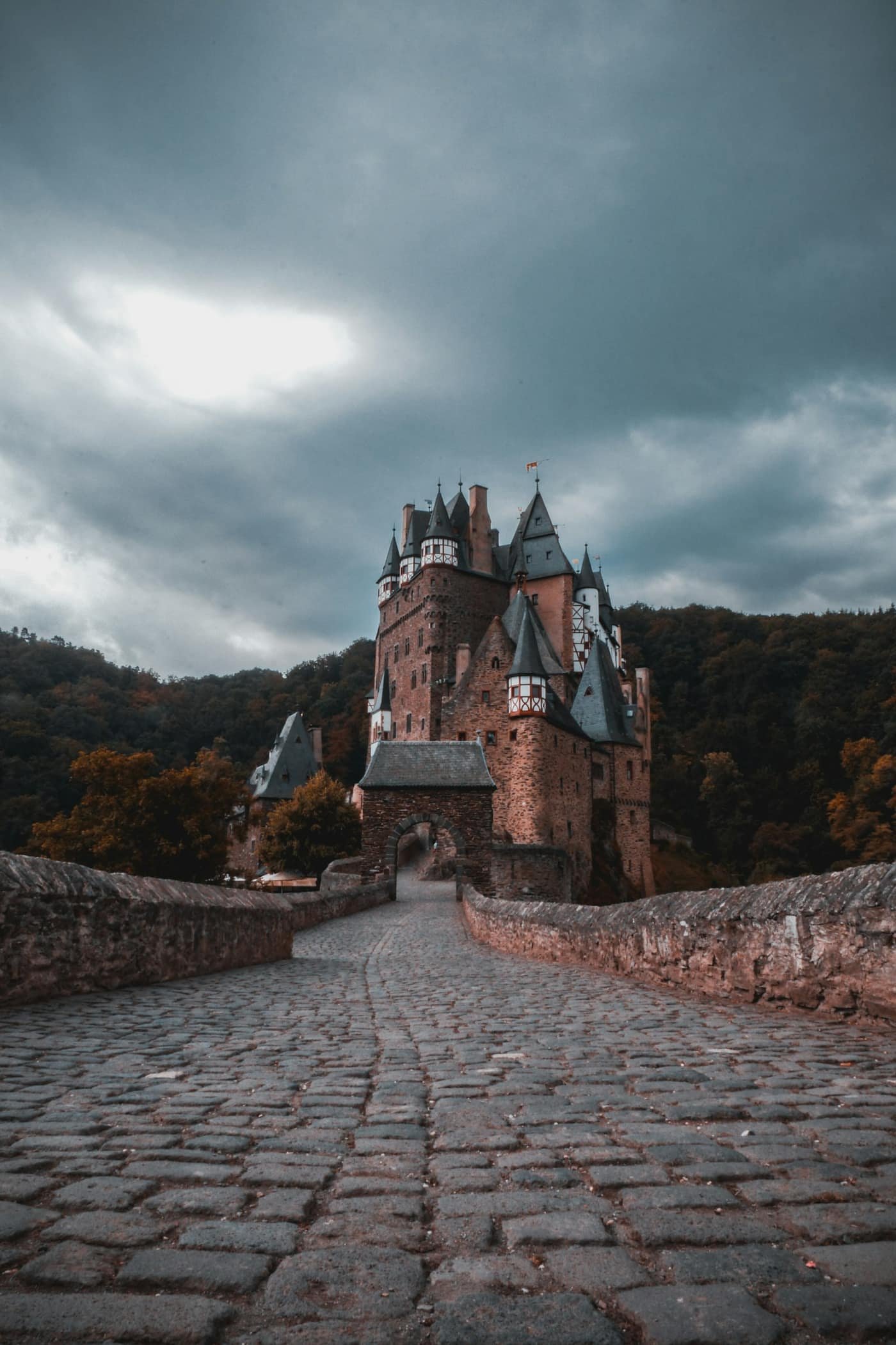 Château au bout d’un pont, décor chargé par Hogwarts Legacy