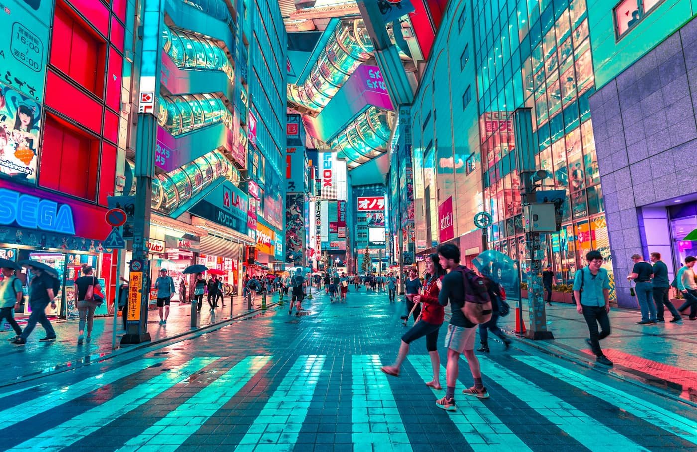 Rue nocturne sous néons, le genre de scène que Overdrive éclaire