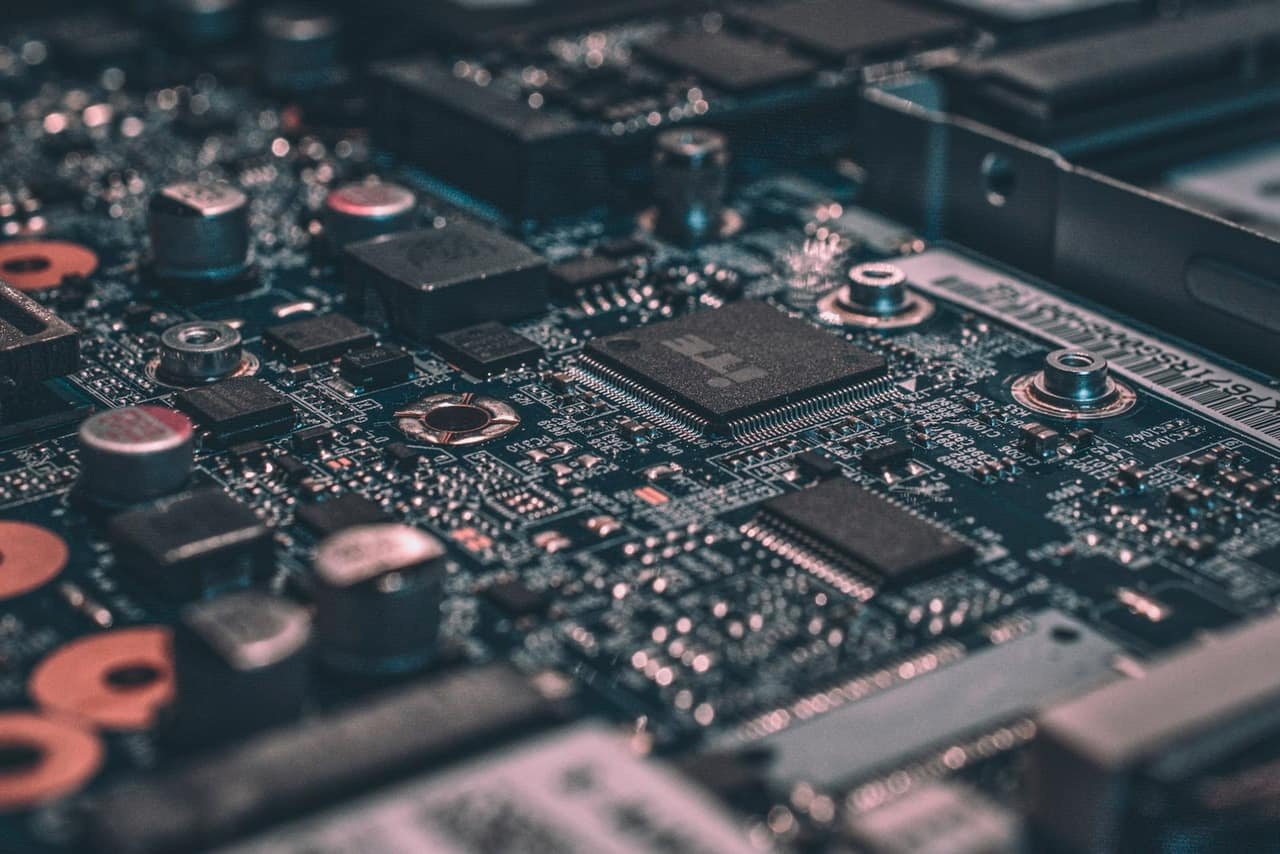 Puces et PCB : là où se joue la VRAM
