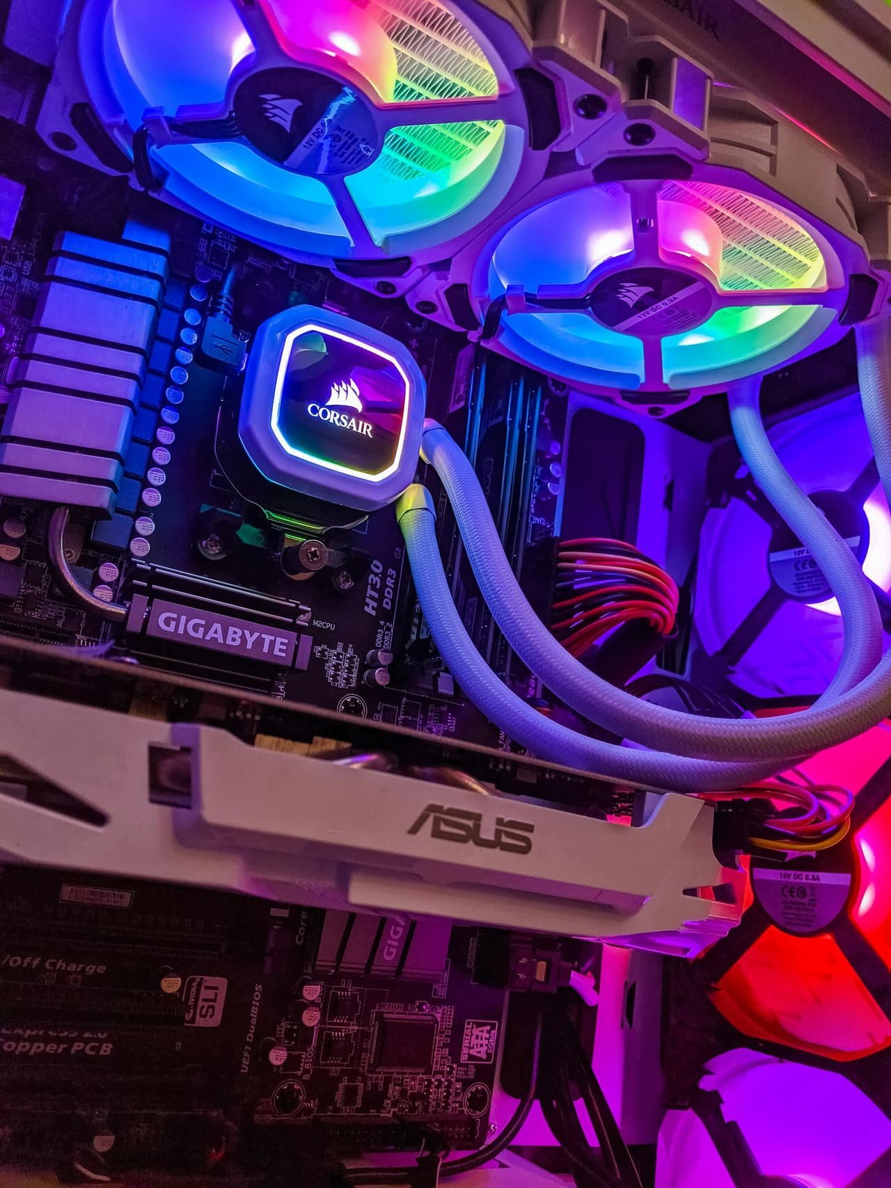 Intérieur de PC : carte mère, GPU et watercooling